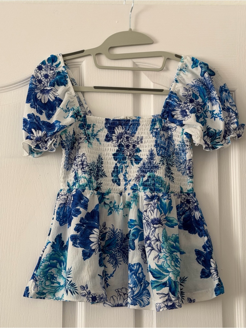 Jolie & Joy Blue White Floral Smocked Peplum Top Size Large